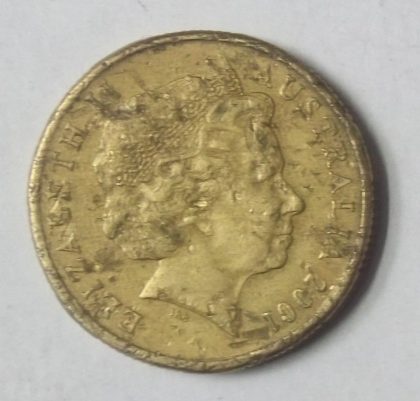 Aus 1 dollar coin 2001_1$ Commemorative International year of Voluenteers  (used)