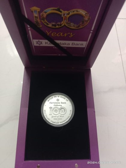 100 Rupee - Karnataka Bank 100 YEARS OF Trust Celebrating (UNC SET) -WOOD BOX - Image 2