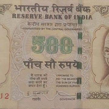 500 Rupees note GovernorD.SUBBARAO Plain Inset 2011 Used